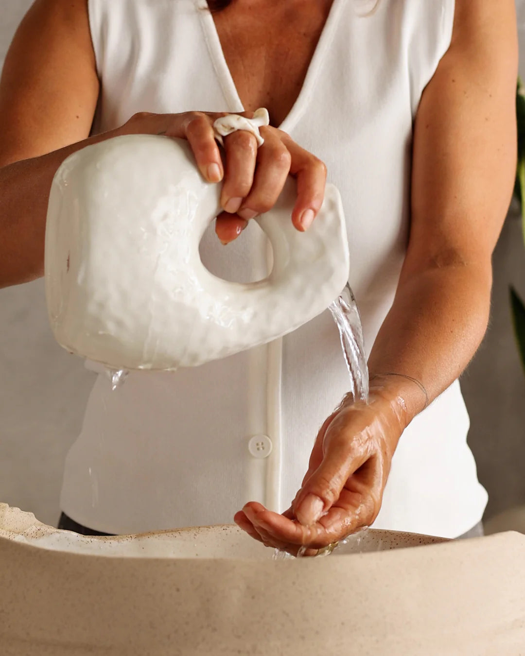 נטלה בעבודת יד