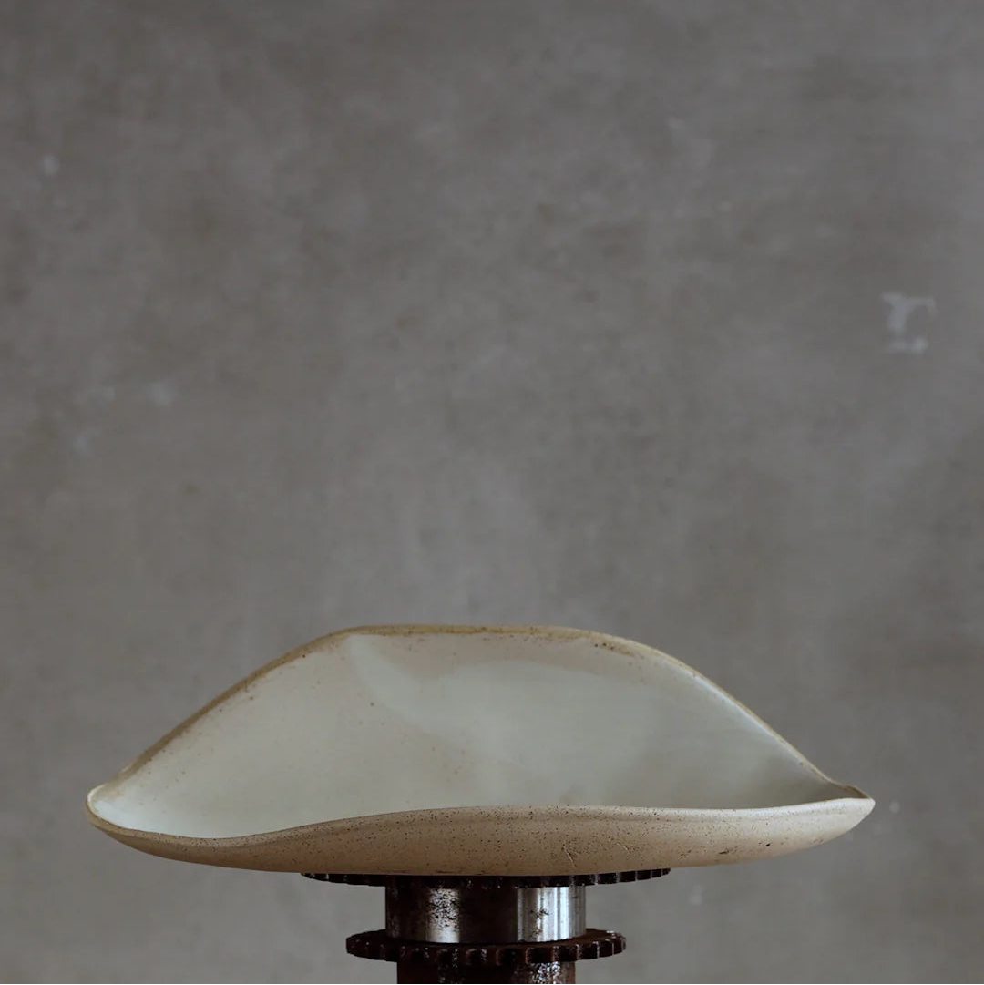 קערה מקופלת קרמית בעבדות יד